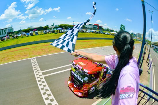 Douglas Collet se consagra como campeão da categoria F-Truck com a vitória em Cascavel, a quinta no ano - Foto: Tiago Soares/Divulgação