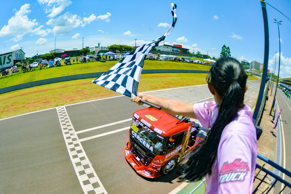Douglas Collet se consagra como campeão da categoria F-Truck com a vitória em Cascavel, a quinta no ano - Foto: Tiago Soares/Divulgação Douglas Collet se consagra como campeão da categoria F-Truck com a vitória em Cascavel, a quinta no ano - Foto: Tiago Soares/Divulgação