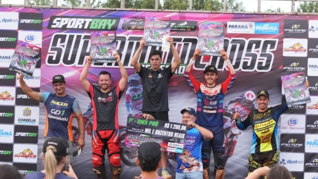 João “Bidu” Vitor venceu a comandou a festa do pódio da categoria SMX Pró e levou o prêmio de R$ 1.200,00 para Almirante Tamandaré - Foto: Divulgação