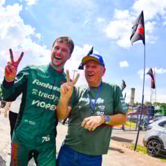 Rafael Fleck e seu pai Jorge estão iguais: os dois são bicampeões da Fórmula Truck - Foto: Tiago Guedes/Divulgação

