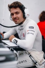 Felipe Drugovich inicia sua nova jornada na Fórmula E em São Paulo. Descubra mais sobre sua estreia e a temporada 2025/2026 - Foto: Bandeirada