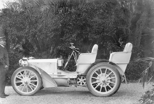 Saiba como a Mercedes celebra os 125 anos do lendário carro Mercedes 35 hp, símbolo da inovação na engenharia automotiva - Foto:  Divulgação