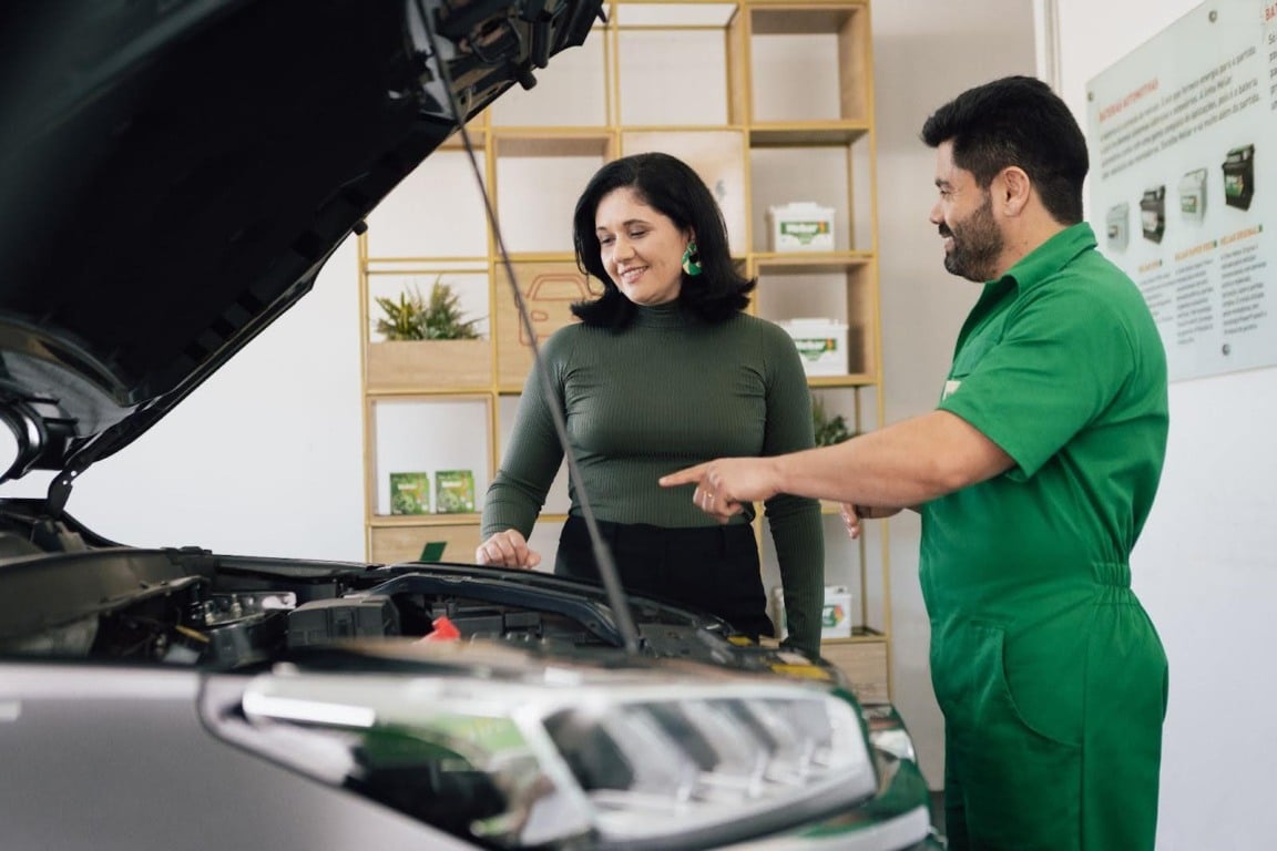 Recomenda-se que a instalação de uma bateria seja feita por um profissional especializado - Foto: Divulgação Recomenda-se que a instalação de uma bateria seja feita por um profissional especializado - Foto: Divulgação