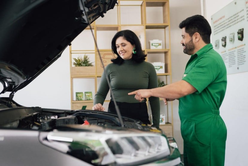 Recomenda-se que a instalação de uma bateria seja feita por um profissional especializado - Foto: Divulgação