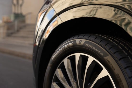 Antes de pegar a estrada para as festas, a manutenção dos pneus é parte essencial da segurança - Foto: Divulgação