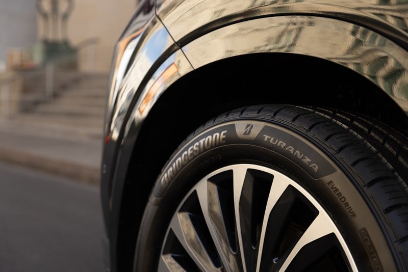 Antes de pegar a estrada para as festas, a manutenção dos pneus é parte essencial da segurança - Foto: Divulgação Antes de pegar a estrada para as festas, a manutenção dos pneus é parte essencial da segurança - Foto: Divulgação