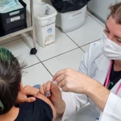 Conhe&ccedil;a a import&acirc;ncia da vacina&ccedil;&atilde;o contra o sarampo no Paran&aacute; e como viajar com seguran&ccedil;a nesta temporada de f&eacute;rias - Foto:  SESA