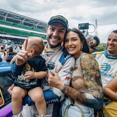 Felipe Fraga comemora a conquista do t&iacute;tulo de bicampe&atilde;o da Stock Car com o filho Dan e a esposa Vanessa - Foto: Divulga&ccedil;&atilde;o