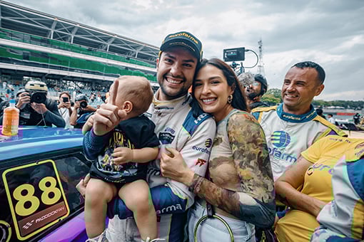 Felipe Fraga comemora a conquista do título de bicampeão da Stock Car com o filho Dan e a esposa Vanessa - Foto: Divulgação Felipe Fraga comemora a conquista do título de bicampeão da Stock Car com o filho Dan e a esposa Vanessa - Foto: Divulgação