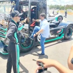 O governador de S&atilde;o Paulo Tarc&iacute;sio de Freitas dirigiu um caminh&atilde;o da F&oacute;rmula Truck de Alex Vieira no auto inaugural do Rodoanel Norte - Foto: Divulga&ccedil;&atilde;o
