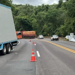 Caminhão tomba na BR-277 e espalha carga de eletrodomésticos. Acompanhe os detalhes do acidente e a remoção da carga - Fonte: Divulgação/PRF