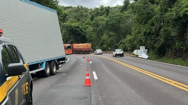 Caminhão tomba na BR-277 e espalha carga de eletrodomésticos. Acompanhe os detalhes do acidente e a remoção da carga - Fonte: Divulgação/PRF