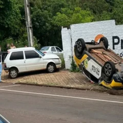 Viatura da PM capota após colidir contra Uno no Centro
