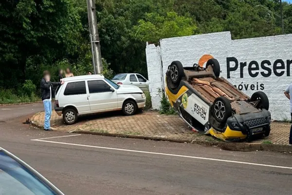 Viatura da PM capota após colidir contra Uno no Centro Viatura da PM capota após colidir contra Uno no Centro