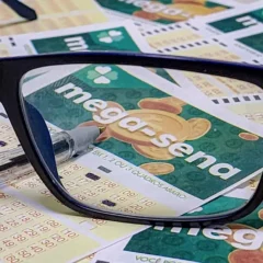 Participe do concurso 2.946 da Mega-Sena. O prêmio principal é de R$ 3,5 milhões e o sorteio acontece hoje às 21h - Foto: Rafa Neddermeyer/Agência Brasil