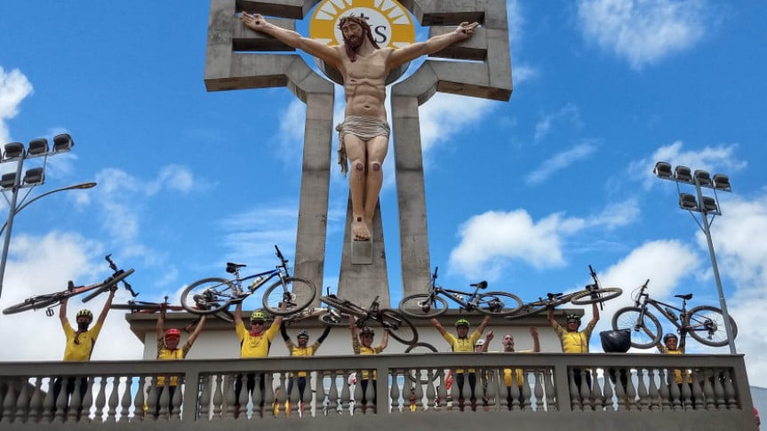 Com mais de 650 km de extensão, o trajeto é percorrido por fiéis a pé, de bicicleta, a cavalo ou em excursões, reunindo anualmente mais de um milhão de peregrinos e turistas de diversas partes do país.
Créditos: Divulgação Com mais de 650 km de extensão, o trajeto é percorrido por fiéis a pé, de bicicleta, a cavalo ou em excursões, reunindo anualmente mais de um milhão de peregrinos e turistas de diversas partes do país.
Créditos: Divulgação