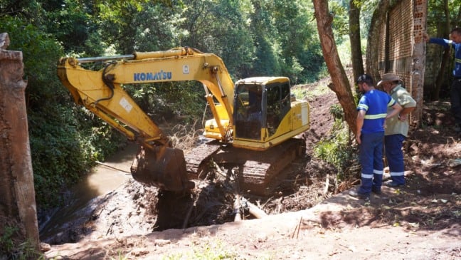 A forte chuva evidenciou problemas sérios na ponte da Rua Salgado Filho, afetando motoristas e moradores da região - Foto: Divulgação