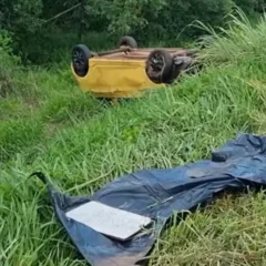 Homem morre e outro fica gravemente ferido após capotamento