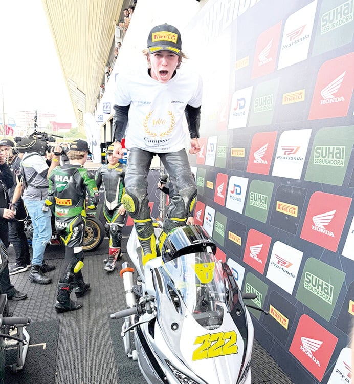 Enzo Dematte comemora a conquista do título da categoria Supersport 400cc com um a etapa de antecedência - Foto: Divulgação Enzo Dematte comemora a conquista do título da categoria Supersport 400cc com um a etapa de antecedência - Foto: Divulgação