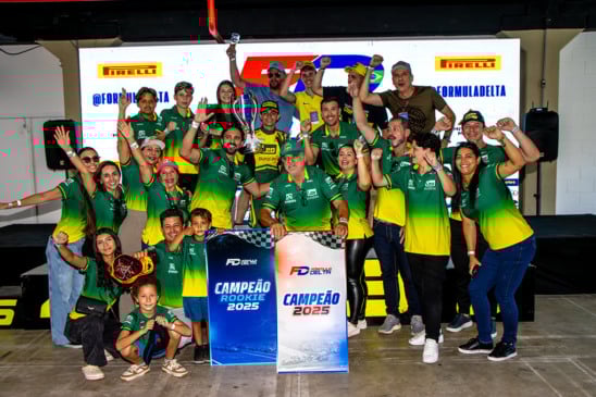 Paulo Willemann Filho comemora com familiares e equipe a conquista do título da Fórmula Delta em 2025 - Foto: Divulgação