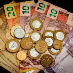 Entenda os direitos dos trabalhadores no Brasil sobre o décimo-terceiro salário e suas condições de pagamento - Foto: Hugo Barreto/Metrópoles