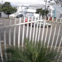 A batida ocorreu quando os veículos seguiam em via diferentes, e ninguém ficou ferido - Foto: Reprodução