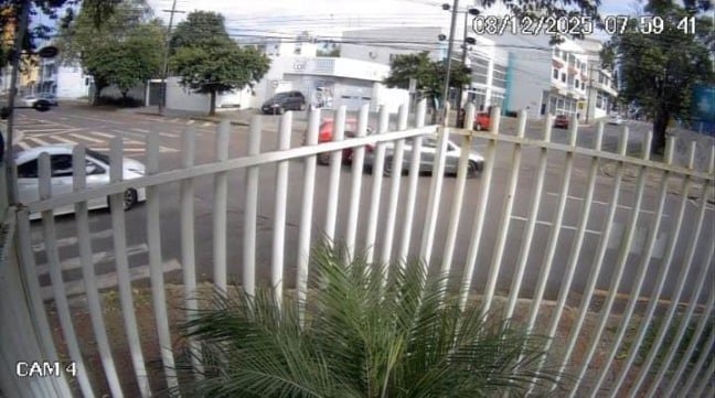 A batida ocorreu quando os veículos seguiam em via diferentes, e ninguém ficou ferido - Foto: Reprodução