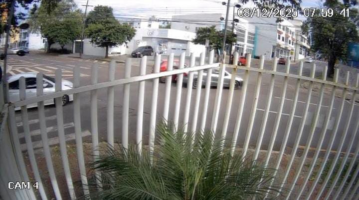 A batida ocorreu quando os veículos seguiam em via diferentes, e ninguém ficou ferido - Foto: Reprodução