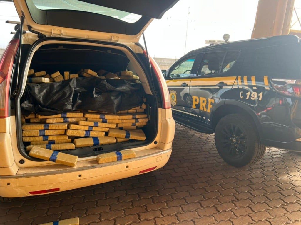 O veículo era ocupado por um casal, e a droga estava escondida no interior do carro - Foto: PRF O veículo era ocupado por um casal, e a droga estava escondida no interior do carro - Foto: PRF