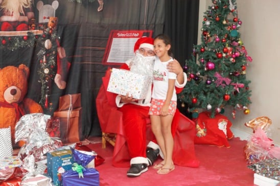 Com muita gratidão e alegria, crianças recebem presentes da campanha "Adote uma Cartinha"