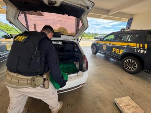 PRF prende casal transportando 131 kg de maconha em carro com criança e cachorro no Noroeste do Paraná