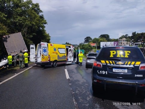Caminhoneiro fica gravemente ferido após saída de pista na BR-277