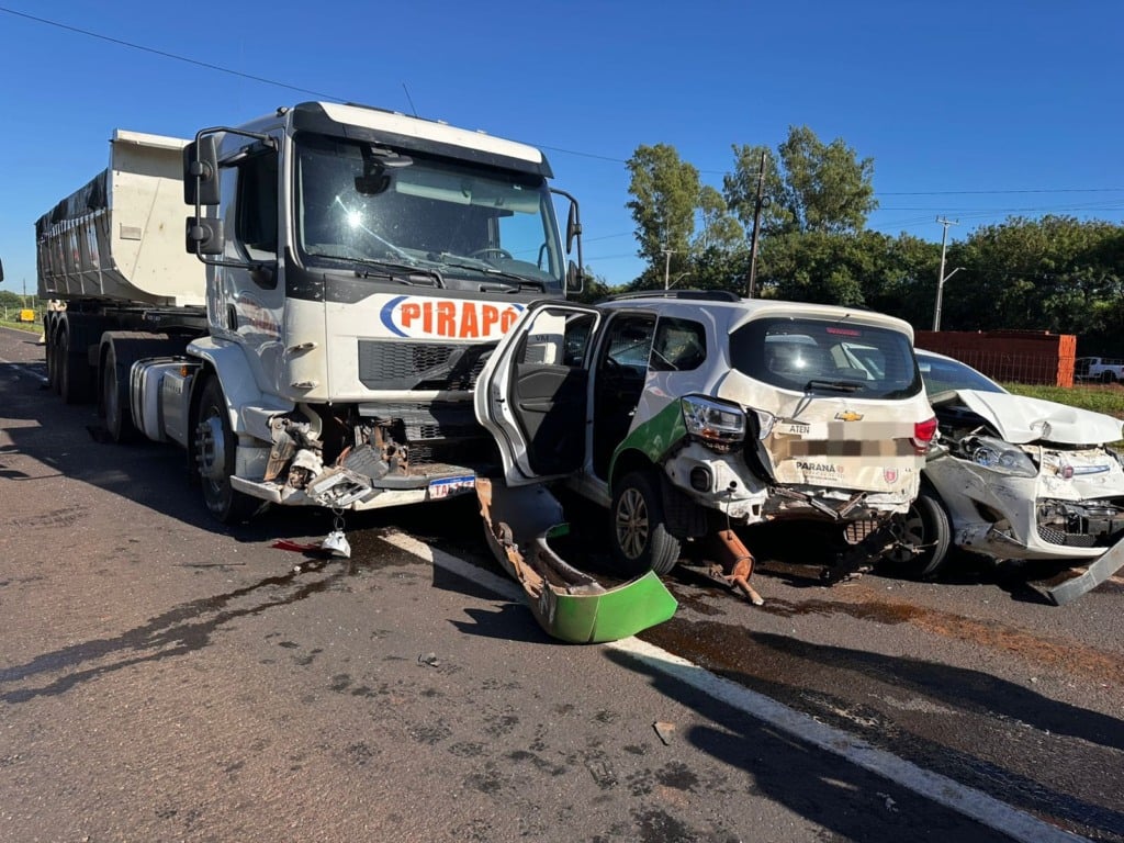 Colisão entre motociclistas deixa um ferido grave e resulta em engavetamento na BR-376, entre Maringá e Iguatemi Colisão entre motociclistas deixa um ferido grave e resulta em engavetamento na BR-376, entre Maringá e Iguatemi
