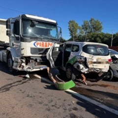 Colis&atilde;o entre motociclistas deixa um ferido grave e resulta em engavetamento na BR-376, entre Maring&aacute; e Iguatemi