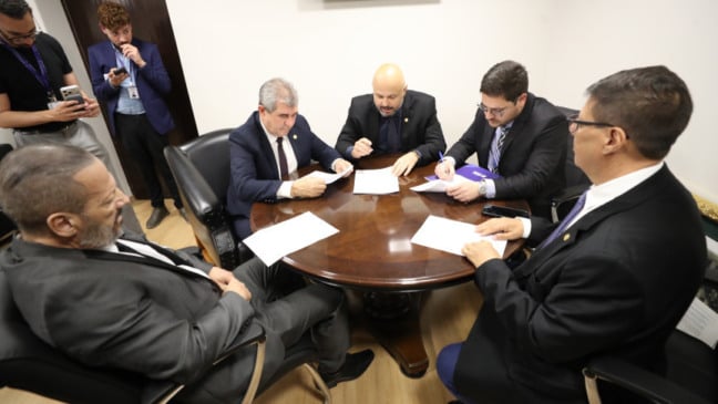 Reunião ocorreu após as sessões plenárias desta segunda-feira (1º).
Créditos: Orlando Kissner/Alep