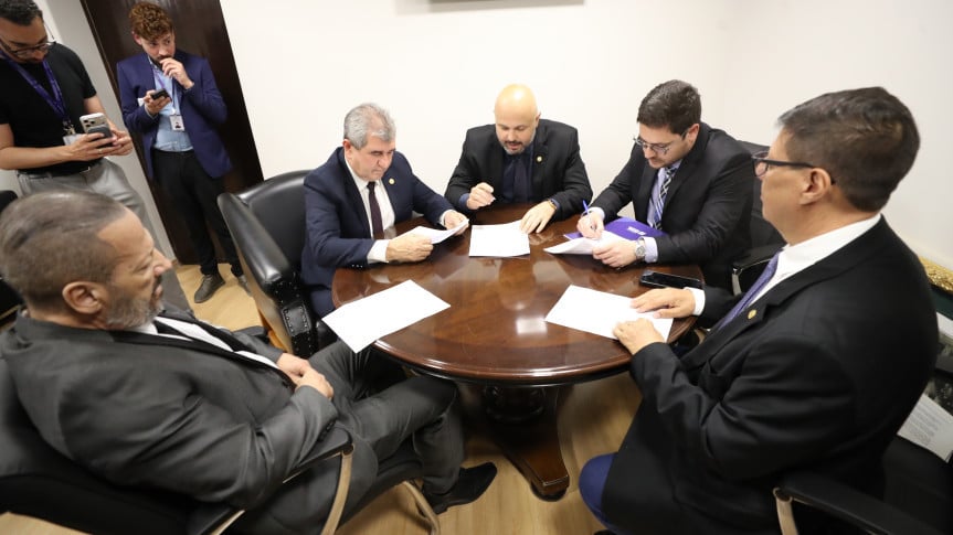 Reunião ocorreu após as sessões plenárias desta segunda-feira (1º).
Créditos: Orlando Kissner/Alep