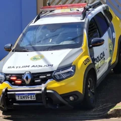 Na manhã desta quarta-feira (3), equipes do Samu e da Polícia Militar atenderam uma ocorrência de óbito na Rua Rio da Prata, no Bairro São Cristóvão. A vítima, uma mulher de 43 anos, foi encontrada sem vida em sua cama, já com sinais de rigidez cadavérica.

Familiares relataram que ela enfrentava depressão e tinha histórico de problemas cardíacos. Durante a avaliação inicial, os socorristas perceberam possíveis lesões no corpo, o que motivou o acionamento imediato da polícia.

A origem dos ferimentos ainda não foi definida e pode estar ligada a uma queda, ação própria ou outra circunstância não identificada. A Polícia Militar isolou o local e acionou a Polícia Científica e a Polícia Civil, que assumiram a investigação. O corpo será encaminhado para necropsia, que deverá esclarecer as causas da morte e auxiliar nas apurações - Foto: Luiz Felipe Max