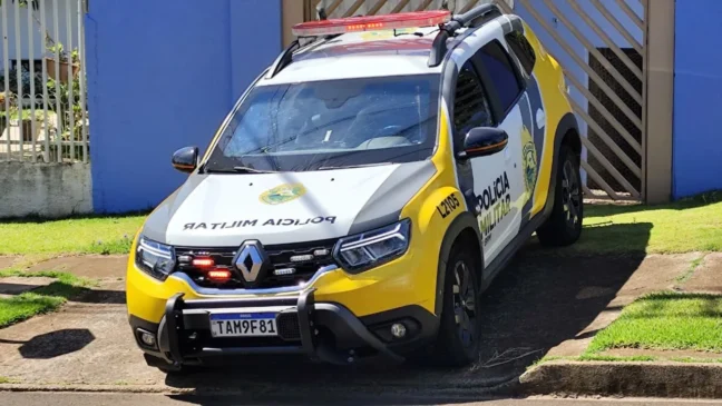 Na manhã desta quarta-feira (3), equipes do Samu e da Polícia Militar atenderam uma ocorrência de óbito na Rua Rio da Prata, no Bairro São Cristóvão. A vítima, uma mulher de 43 anos, foi encontrada sem vida em sua cama, já com sinais de rigidez cadavérica.

Familiares relataram que ela enfrentava depressão e tinha histórico de problemas cardíacos. Durante a avaliação inicial, os socorristas perceberam possíveis lesões no corpo, o que motivou o acionamento imediato da polícia.

A origem dos ferimentos ainda não foi definida e pode estar ligada a uma queda, ação própria ou outra circunstância não identificada. A Polícia Militar isolou o local e acionou a Polícia Científica e a Polícia Civil, que assumiram a investigação. O corpo será encaminhado para necropsia, que deverá esclarecer as causas da morte e auxiliar nas apurações - Foto: Luiz Felipe Max