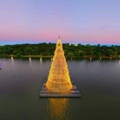 Cascavel apresenta uma árvore flutuante de Natal impressionante, mas o custo milionário levanta questões sobre prioridades - Foto: Celso Dias