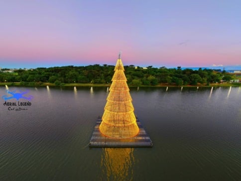 Cascavel apresenta uma árvore flutuante de Natal impressionante, mas o custo milionário levanta questões sobre prioridades - Foto: Celso Dias
