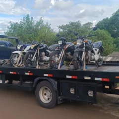A a&ccedil;&atilde;o da Pol&iacute;cia Militar em Cascavel resultou na pris&atilde;o de tr&ecirc;s homens e apreens&atilde;o de drogas e motocicletas irregulares - Foto: Divulga&ccedil;&atilde;o