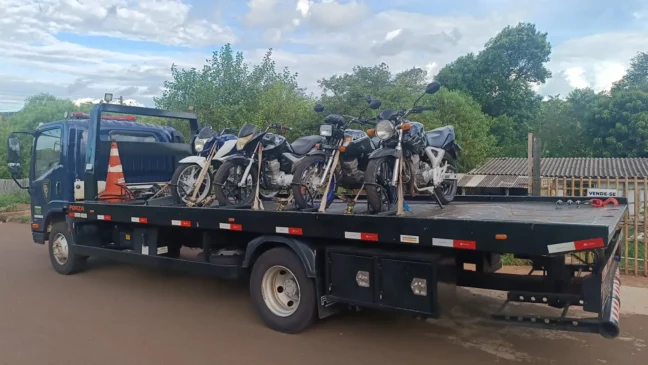 A ação da Polícia Militar em Cascavel resultou na prisão de três homens e apreensão de drogas e motocicletas irregulares - Foto: Divulgação
