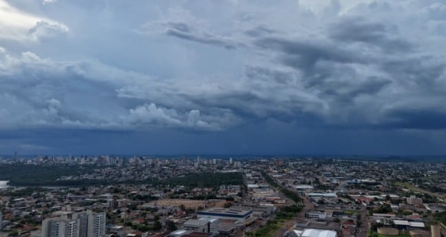 Vídeo mostra "tempo fechando" e nuvens carregadas em Cascavel