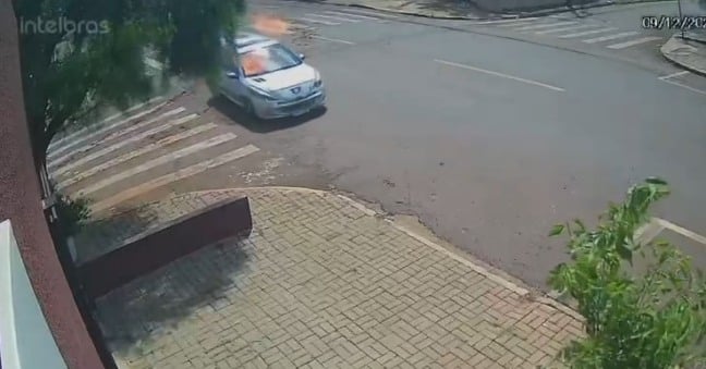 Vídeos mostram momento em que Peugeot pega fogo; Vítima morreu carbonizada