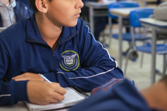 Descubra como o modelo educacional Cívico-Militar no Paraná obteve 89,3% de aprovação entre os pais e professores - Foto:  Lucas Fermin/SEED