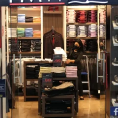 Nas compras realizadas em lojas físicas, o CDC não obriga o estabelecimento a trocar produtos por motivo de gosto pessoal, tamanho, cor ou modelo - Foto:  Rovena Rosa/Agência Brasil