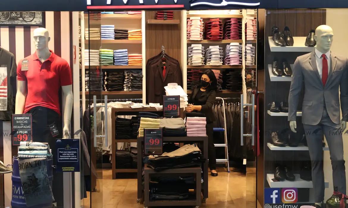Nas compras realizadas em lojas físicas, o CDC não obriga o estabelecimento a trocar produtos por motivo de gosto pessoal, tamanho, cor ou modelo - Foto:  Rovena Rosa/Agência Brasil