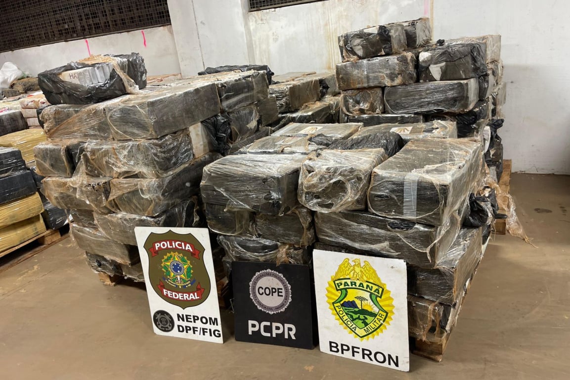 A Polícia Militar do Paraná apreendeu quase quatro toneladas de maconha no Oeste, resultando em prejuízos ao crime organizado - Foto: PMPR A Polícia Militar do Paraná apreendeu quase quatro toneladas de maconha no Oeste, resultando em prejuízos ao crime organizado - Foto: PMPR
