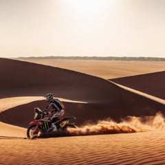 Tosha Schareina brilha no Rali Dakar 2026, conquistando sua terceira vit&oacute;ria em etapas de motos e mostrando grande desempenho - Foto: Divulga&ccedil;&atilde;o