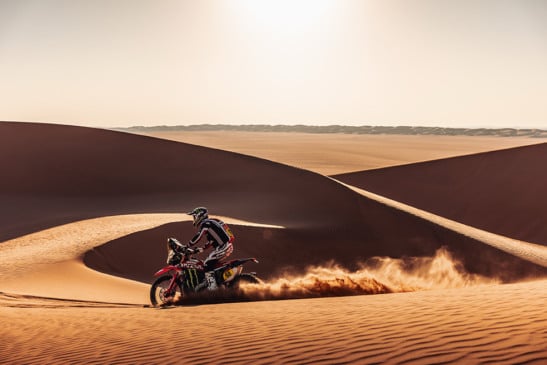 Tosha Schareina brilha no Rali Dakar 2026, conquistando sua terceira vitória em etapas de motos e mostrando grande desempenho - Foto: Divulgação